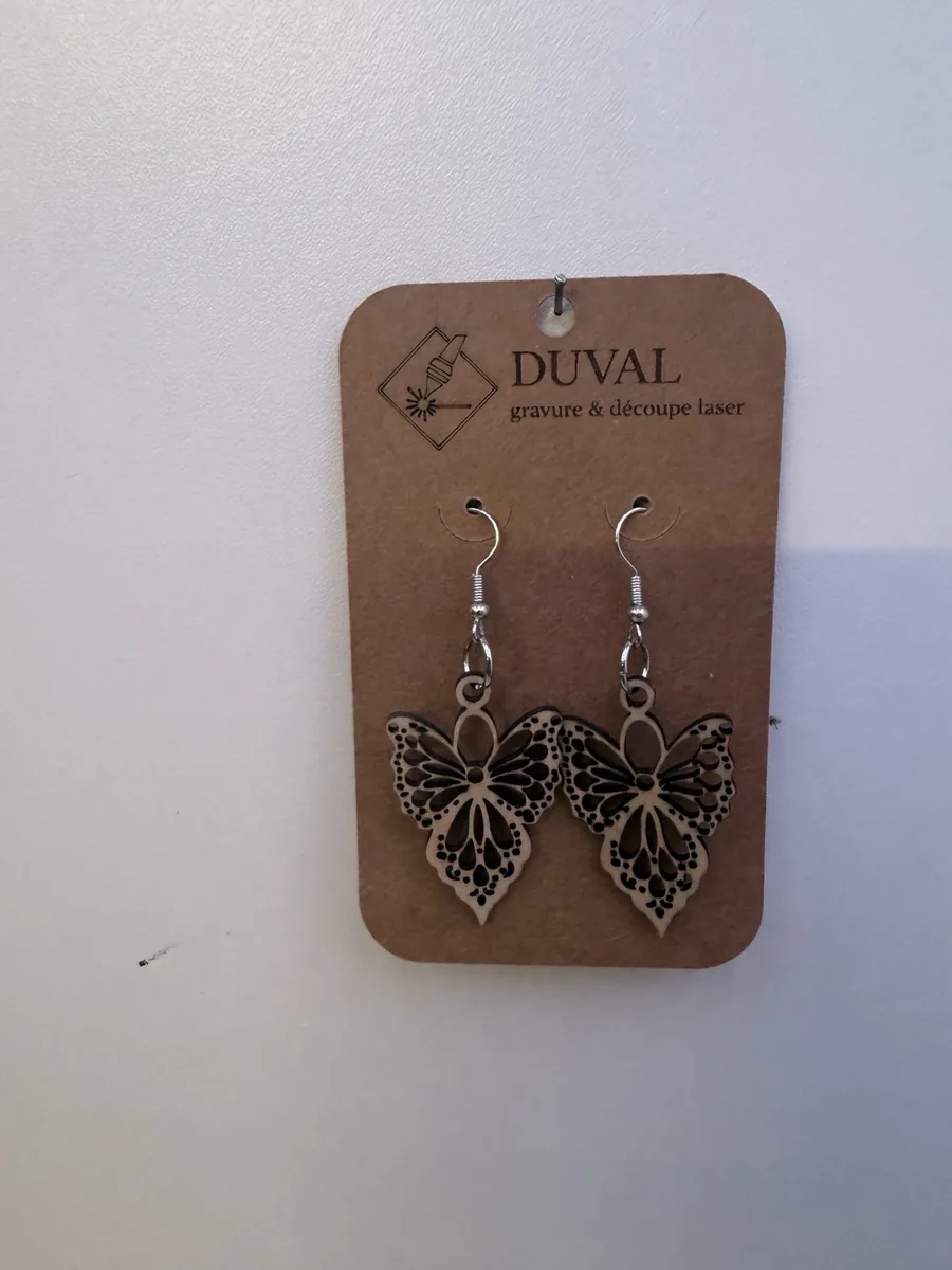 Boucles papillons gravées